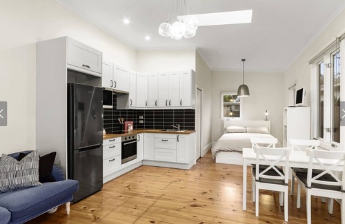 Cheltenham House | Charming House with Garden & Backyard Studio Retreat