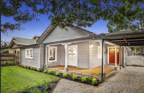Cheltenham House | Charming House with Garden & Backyard Studio Retreat