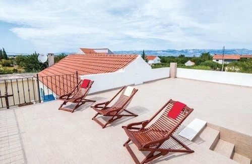 Murvica House | Family-Friendly House with Pool and Kitchen Amenities