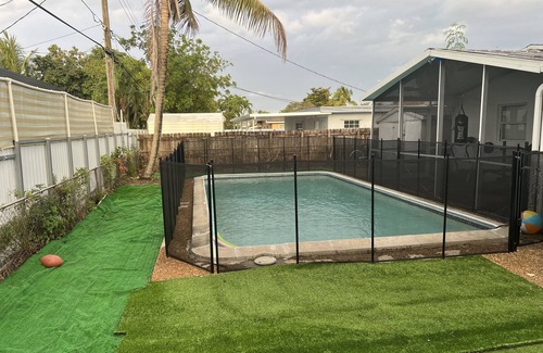 Miramar House | Delightful House with Pool Just 15 Minutes from the Beach