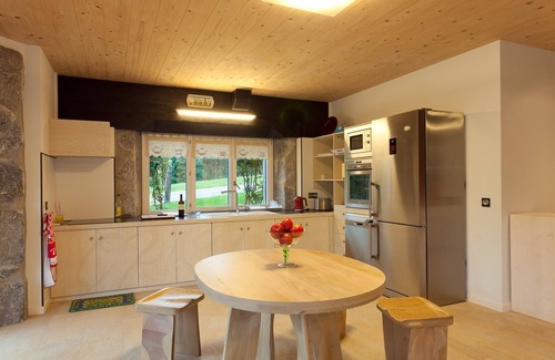 Ea Cottage | Beautiful House with Pool, 8 Minutes to Beach & Free WiFi