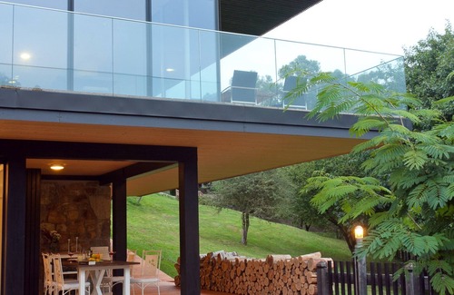 Ea Cottage | Beautiful House with Pool, 8 Minutes to Beach & Free WiFi