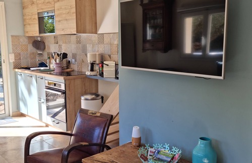 Argilliers House | Family-Friendly Retreat with Pool & Spa, Rated 10/10