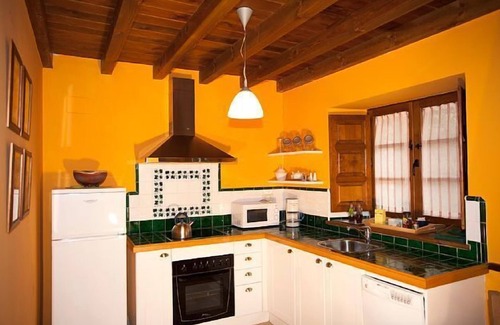 Pruneda Cottage | Relaxing Retreat with Pool & Garden Near Picos de Europa