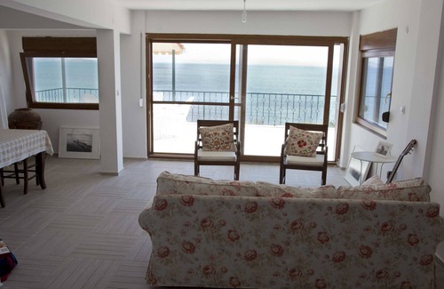 Candarli House | House with pool by the sea