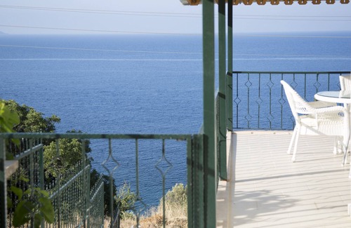 Candarli House | House with pool by the sea