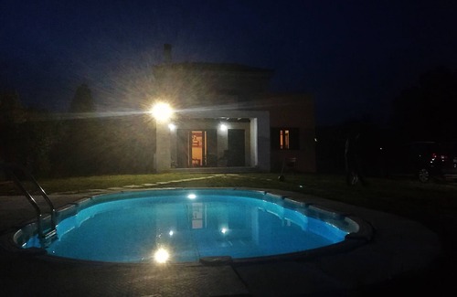 Eretria House | Idyllic House with Pool, Garden & Fireplace for Families