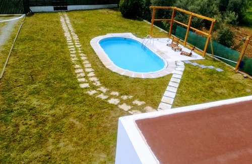 Eretria House | Idyllic House with Pool, Garden & Fireplace for Families