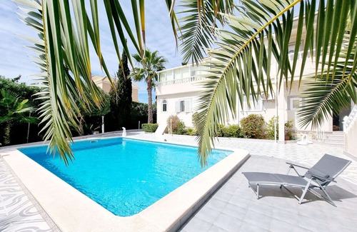 La Siesta Ski Chalet | Relaxing Retreat: House With Pool in La Siesta Awaits