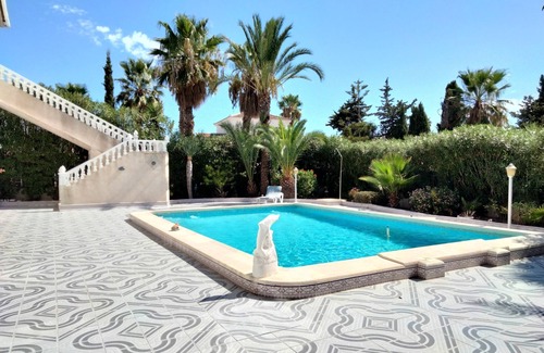 La Siesta Ski Chalet | Relaxing Retreat: House With Pool in La Siesta Awaits