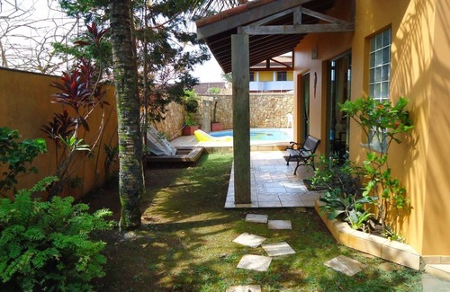 Tupy House | Relaxing House with Pool in Garden, Steps from the Beach