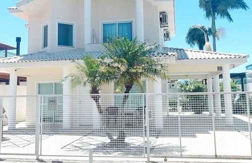 Ingleses Centro House | Relaxing Retreat with Pool Steps from the Beach