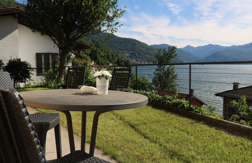 Resiga Apartment | Idyllic House with Private Garden & Breathtaking Lake Views