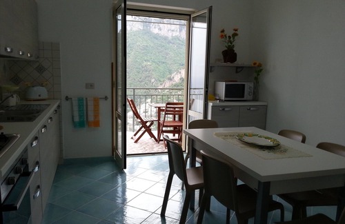 Montepertuso House | Elegant House with Ocean View and Private Parking in Positano