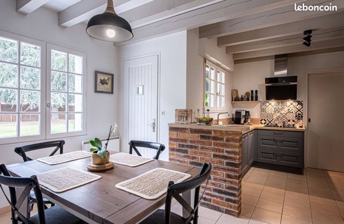 Bostens House | Family Retreat with Private Pool Near Golf and Lakes