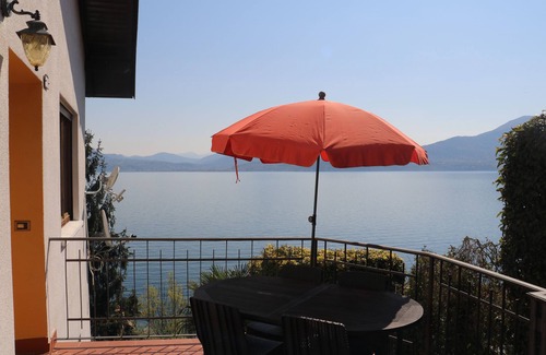 Resiga Apartment | Inviting House with Terrace and Scenic Lake Views