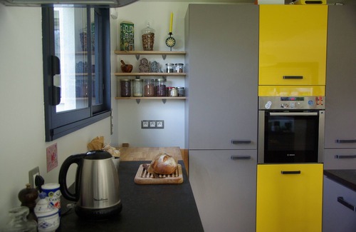 Trelevern House | Cozy House with Sea View, Steps from Shops and Attractions