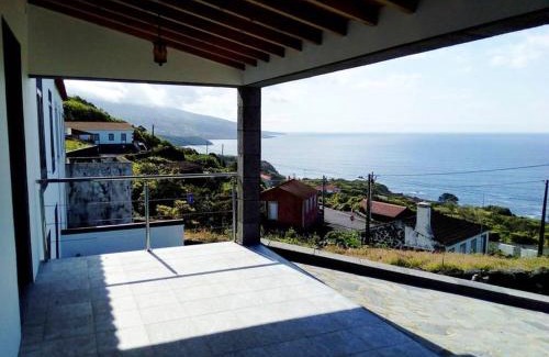Santo Amaro House | Sea View Escape: 3 Bedrooms with Garden & Wifi Near Beach