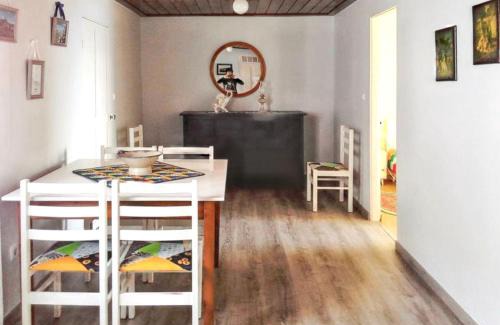 Santo Amaro House | Sea View Escape: 3 Bedrooms with Garden & Wifi Near Beach