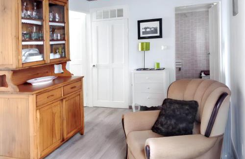 Santo Amaro House | Sea View Escape: 3 Bedrooms with Garden & Wifi Near Beach