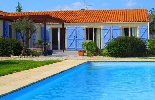 La Jarrie House | House with swimming pool and large garden in the countryside near La Rochelle
