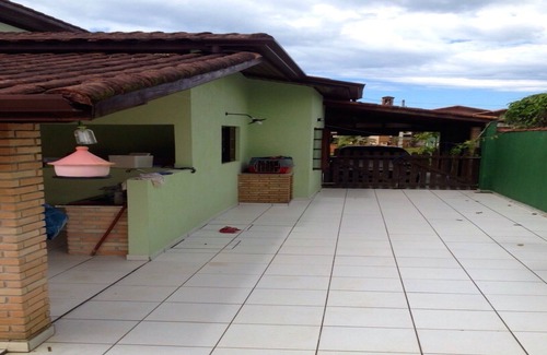 Morada da Praia House | Idyllic Retreat: Poolside Home with Mountain View & Wi-Fi
