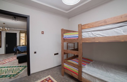 Sololaki Bed & Breakfast | Charming House with Terrace, Wine Cellar & Restaurant