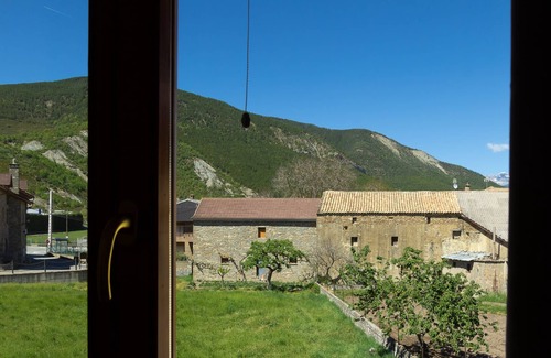 Senegue House | Beautiful House with Terrace in the Pyrenees, Pet Friendly