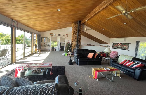 Auckland House | House with Views - Whole house