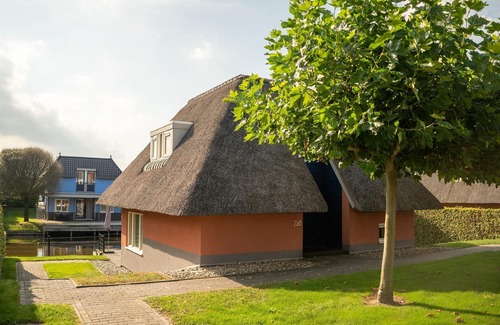 Midlaren House | Cozy House with Kitchen Near Zuidlaardermeer for Families