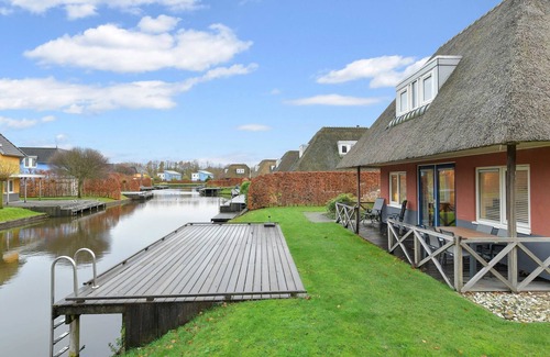 Midlaren House | Cozy House with Kitchen Near Zuidlaardermeer for Families