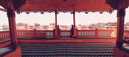 Dal Lake Boat Rental | Cozy Houseboat Ambassador: Family-Friendly with Breakfast