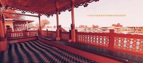 Dal Lake Boat Rental | Cozy Houseboat Ambassador: Family-Friendly with Breakfast