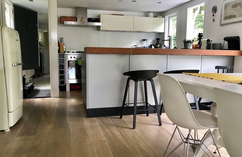 Plantage Boat Rental | Houseboat Amsterdam in the old city center on Nieuwe Prinsengracht, near Amstel