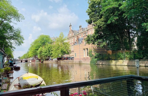 Plantage Boat Rental | Houseboat Amsterdam in the old city center on Nieuwe Prinsengracht, near Amstel