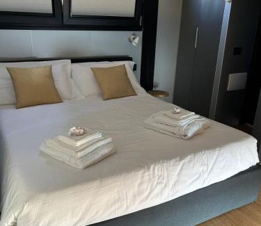 Sesto Calende Boat Rental | Houseboat Dormire sull'acqua