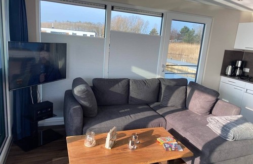Laasow Apartment | Cozy Houseboat for 4 Guests with Ocean View in Vetschau