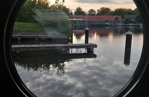 Center Boat Rental | Houseboat "Frodewin" experience on the water in Aurich harbor
