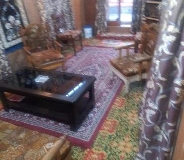 Uttar Pradesh House | Cozy Houseboat: Family-Friendly Getaway on the Water