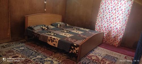 Uttar Pradesh House | Cozy Houseboat: Family-Friendly Getaway on the Water