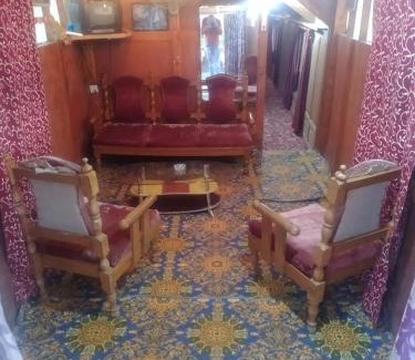 Uttar Pradesh House | Cozy Houseboat: Family-Friendly Getaway on the Water