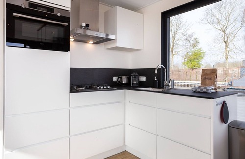 Offingawier Boat Rental | Discover a Unique Houseboat Experience on Sneekermeer