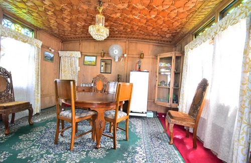Brein Boat Rental | Houseboat Zaindari Palace: Oceanfront Retreat with Hot Tub