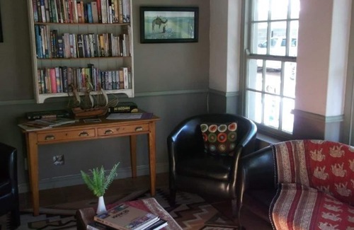 De Rust House | Discover Housemartin Guest Lodge: Family-Friendly Retreat
