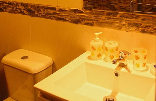 Carregais Cottage | Discover Casa da Laranjeira at Houses of Carregais