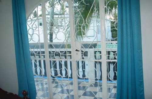 Pereybere House | Oceanfront Villa with Garden - Perfect for Families & Pets