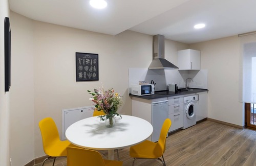 Old Town Apartment | Delightful Housingleon - Azabachería 22 with Spa & Kitchen