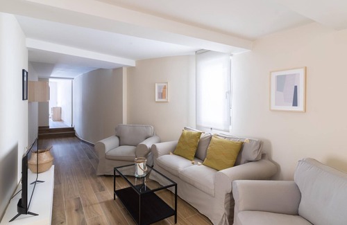 Old Town Apartment | Guest Rated Housingleon - Unwind with Spa & Breakfast