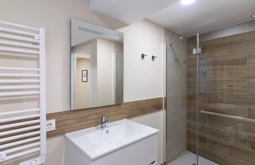 Old Town Apartment | Guest Rated Housingleon - Unwind with Spa & Breakfast