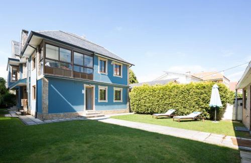 Mino Apartment | Cozy Oceanfront Retreat at Housingcoruña Playa Miño 01